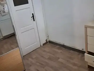 Vanzare casa Sector 3 Bucuresti dormitor cu usa alba parchet